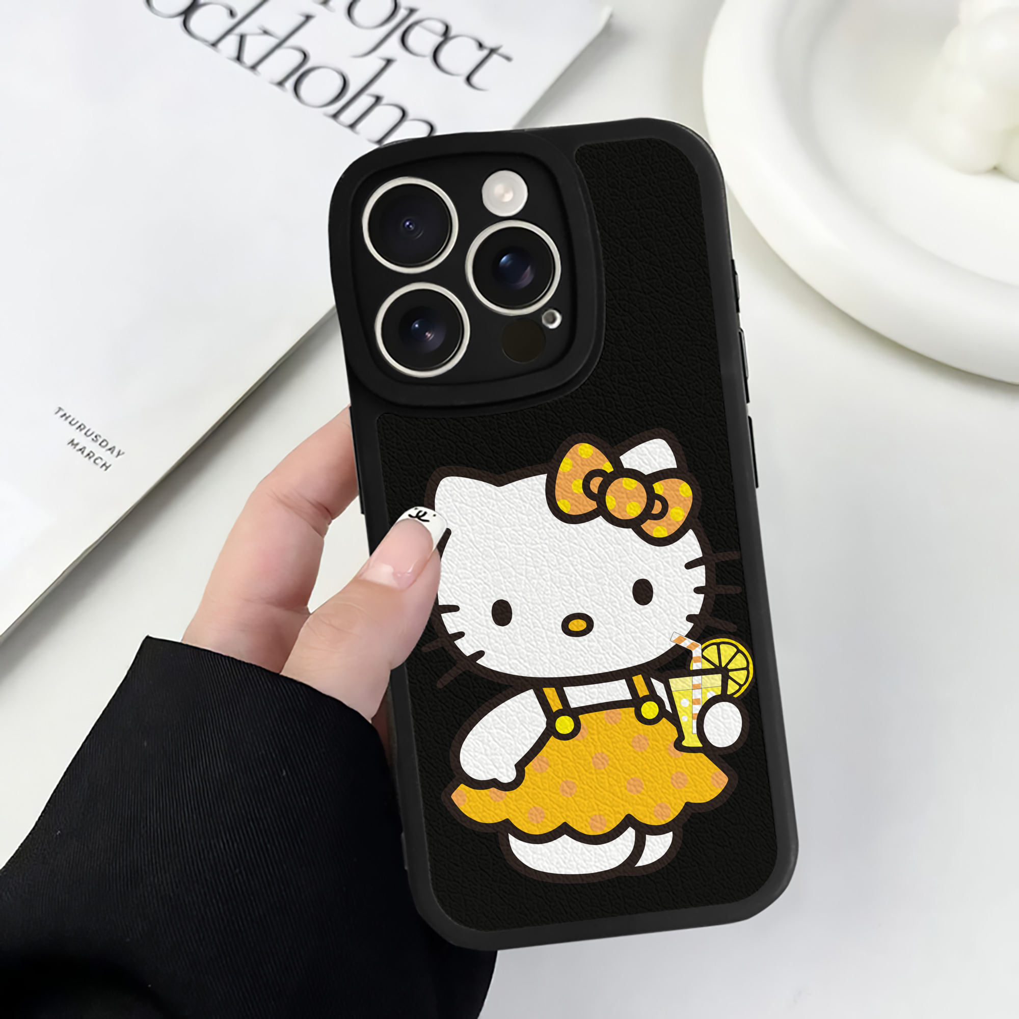 （画像用） Hello Kitty ハローキティ 【iPhone 16シリーズ対応】シリコンスマホケース（レザー調） 材質：シリコン